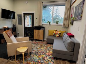 Living area - Cozy Cabin in the woods near the Homer Spit (Homer)