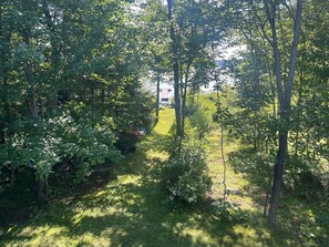 Property grounds - Escape to Our Cozy Waterfront Cottage – Perfect for Families (Saint-Damien)
