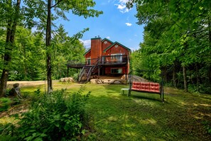 Property grounds - Escape to Our Cozy Waterfront Cottage – Perfect for Families (Saint-Damien)