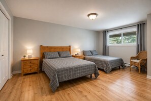 Room - Escape to Our Cozy Waterfront Cottage – Perfect for Families (Saint-Damien)