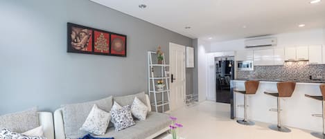 Condo, 3 Bedrooms, Balcony, Pool View | Living area