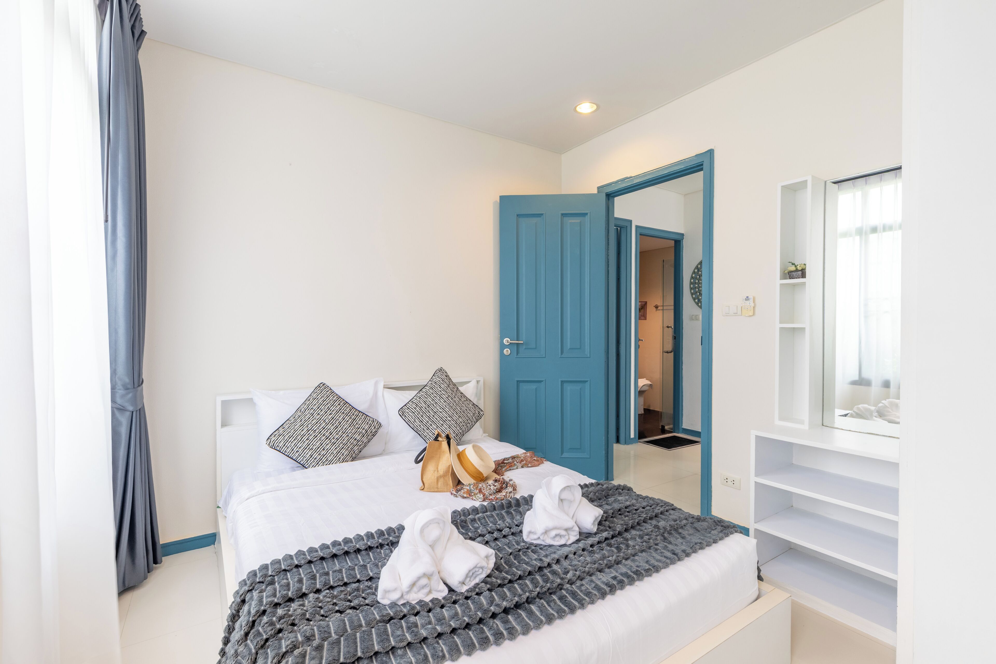 Une chambre à coucher avec un lit, une armoire et un miroir.
