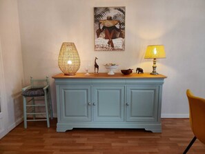 Interior - 5-bedroom vacation rental in the heart of Parthenay and Gatine with an enclosed courtyard—perfect for families (Parthenay)