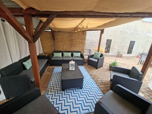 Terrace/patio - 5-bedroom vacation rental in the heart of Parthenay and Gatine with an enclosed courtyard—perfect for families (Parthenay)