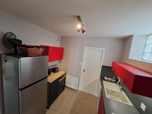Private kitchen - 5-bedroom vacation rental in the heart of Parthenay and Gatine with an enclosed courtyard—perfect for families (Parthenay)