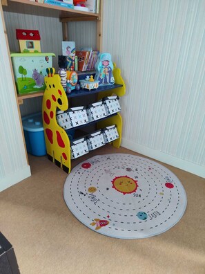Children's area - 5-bedroom vacation rental in the heart of Parthenay and Gatine with an enclosed courtyard—perfect for families (Parthenay)