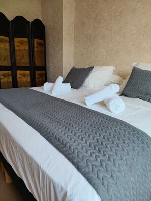 Room - 5-bedroom vacation rental in the heart of Parthenay and Gatine with an enclosed courtyard—perfect for families (Parthenay)