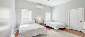 Historic Farm Cottage - 10 Min to Downtown & Parris Island