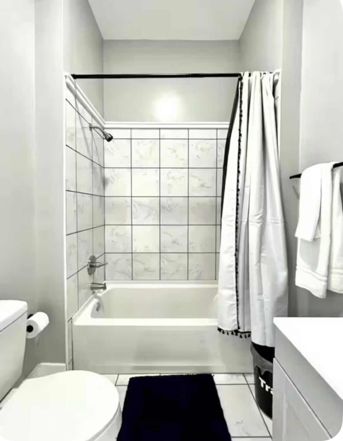 Ein Badezimmer mit Toilette, Badewanne und Duschbereich.