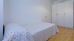 Makuuhuoneessa on yksi sänky, vaatekaappi ja valaisin.