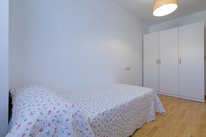 A bedroom with a single bed, a wardrobe, and a light fixture. - Volvoreta Valdoviño Apartment (Valdoviño)
