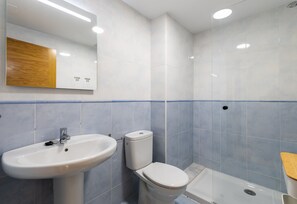 Une salle de bain avec un lavabo, des toilettes et une baignoire.