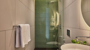 Luxus-Stadtwohnung, Balkon, Gartenblick | Badezimmer | Dusche, Haartrockner, Handtücher, Seife