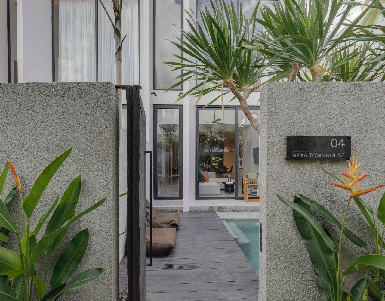 Uma casa moderna com piscina, uma placa indicando 'NEXA TOWNHOUSE' e o número '04' na parede.