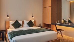 Luxus-Stadtwohnung, Balkon, Gartenblick | Schreibtisch, laptopgeeigneter Arbeitsplatz, Bügeleisen/Bügelbrett