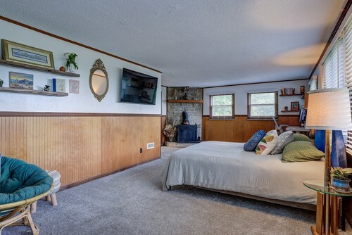 Rhododendron Retreat— Dog-Friendly, Sauna, Mountain Views, Appalachian Trail
