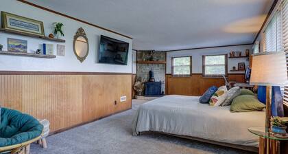 Rhododendron Retreat— Dog-Friendly, Sauna, Mountain Views, Appalachian Trail
