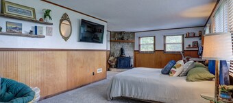 Rhododendron Retreat— Dog-Friendly, Sauna, Mountain Views, Appalachian Trail