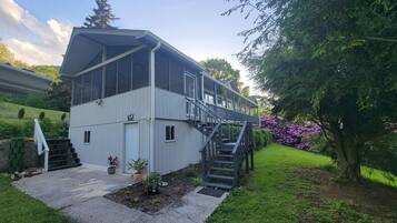 Un bâtiment à deux étages doté d’un porche couvert et d’un escalier menant à l’étage supérieur.