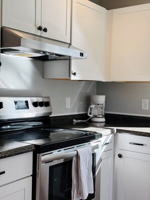 Private kitchen - Waterfront Retreat - 10 Min to Parris Island (Beaufort)