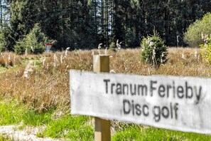 A sign indicating a disc golf course named 'Tranum Ferieb'. - Large holiday home with spa and games room (Brovst)