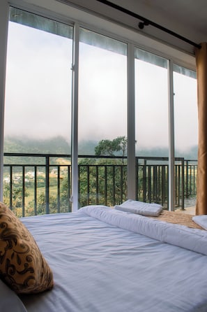 Iron/ironing board, WiFi, bed sheets