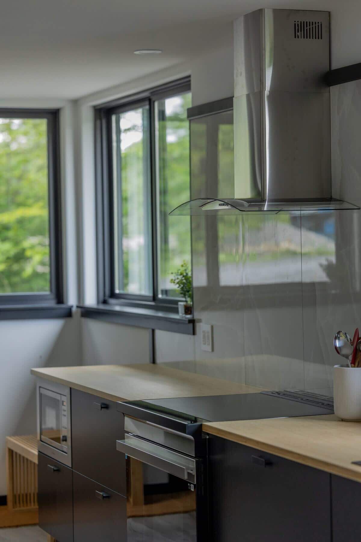 Kaffetrakter/tekoker, kjøleskap, mikrobølgeovn og ovn