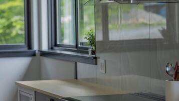 Kaffetrakter/tekoker, kjøleskap, mikrobølgeovn og ovn