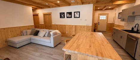 Une cuisine moderne avec des meubles en bois et un îlot central.