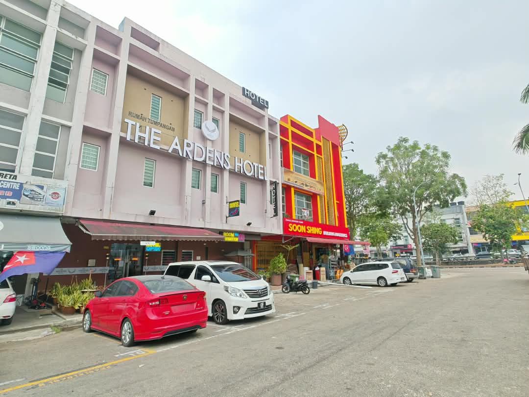 Un hotel con un letrero que dice 'The Arden's Hotel' y un restaurante llamado 'Soon Shing' en la planta baja.