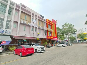 Un hotel con un letrero que dice 'The Arden's Hotel' y un restaurante llamado 'Soon Shing' en la planta baja.