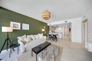 Living area - Brickell Skyline with Rooftop Pool & Spa (Miami)