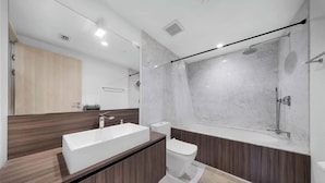 Chuveiro, secador de cabelo, toalhas de banho, shampoo
