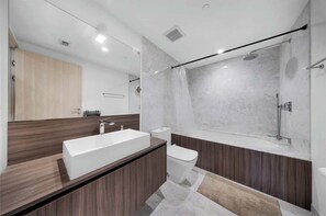 Bathroom - Brickell Skyline with Rooftop Pool & Spa (Miami)