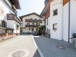 Straßenansicht eines Gebäudes mit einem Schild, auf dem 'Apartments Kirchendorf' steht.