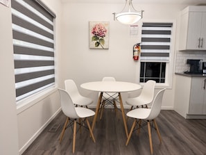 Dining - Modern Calgary Retreat| Near YYC Airport| King Bed, Fast Wi-fi & Parking (Calgary)