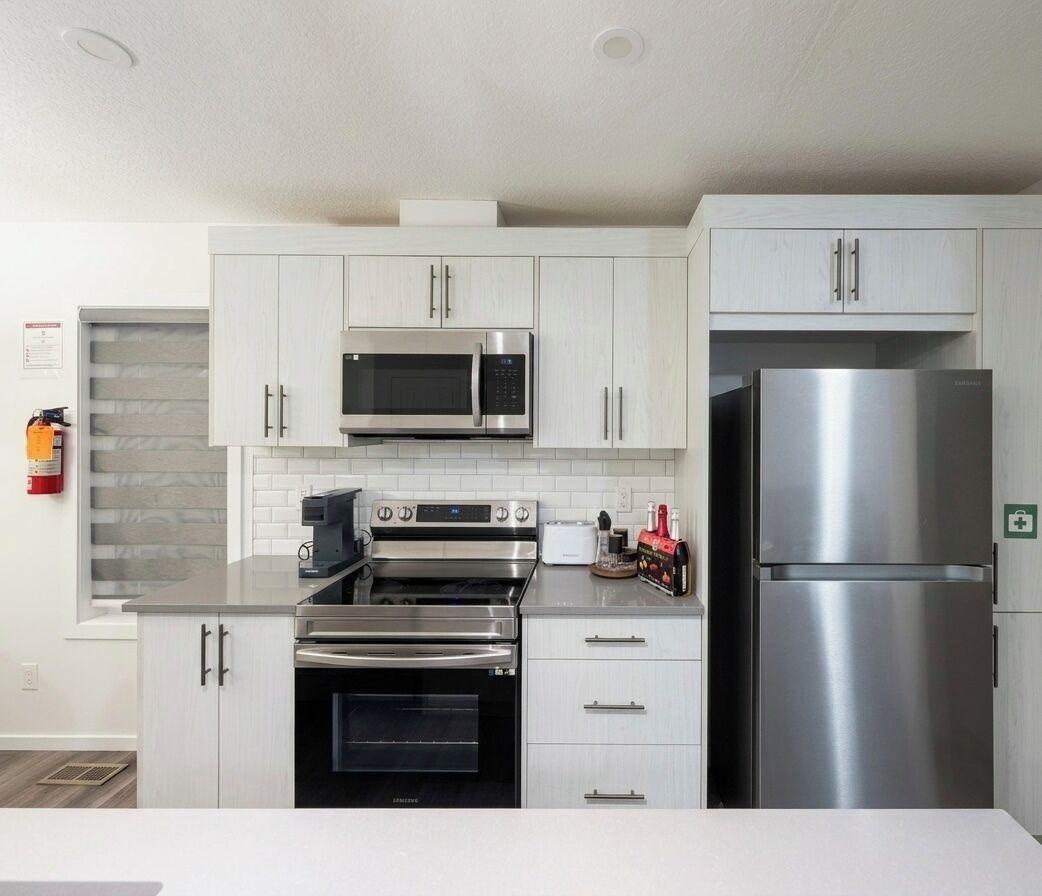 Coffee/tea maker, fridge, microwave, oven