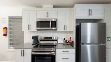 Coffee/tea maker, fridge, microwave, oven