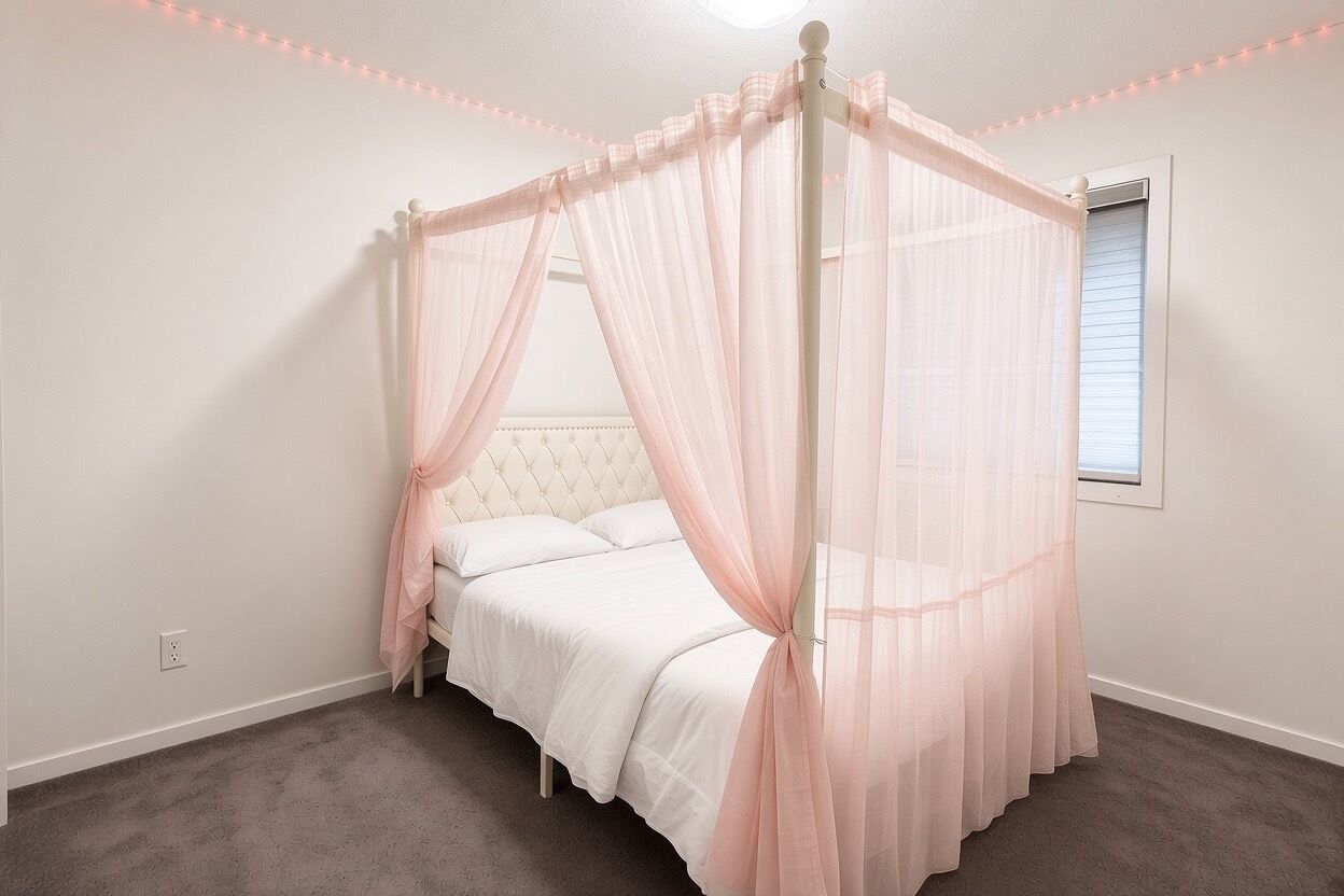 Een slaapkamer met hemelbed, een raam met zonwering en een vloerbedekking.