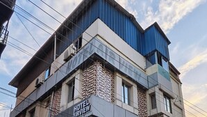 A hotel with a sign that reads 'HOTEL AIRVIEW'.