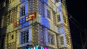 A multi-story hotel with a prominent neon sign for 'Air View Hotel.'