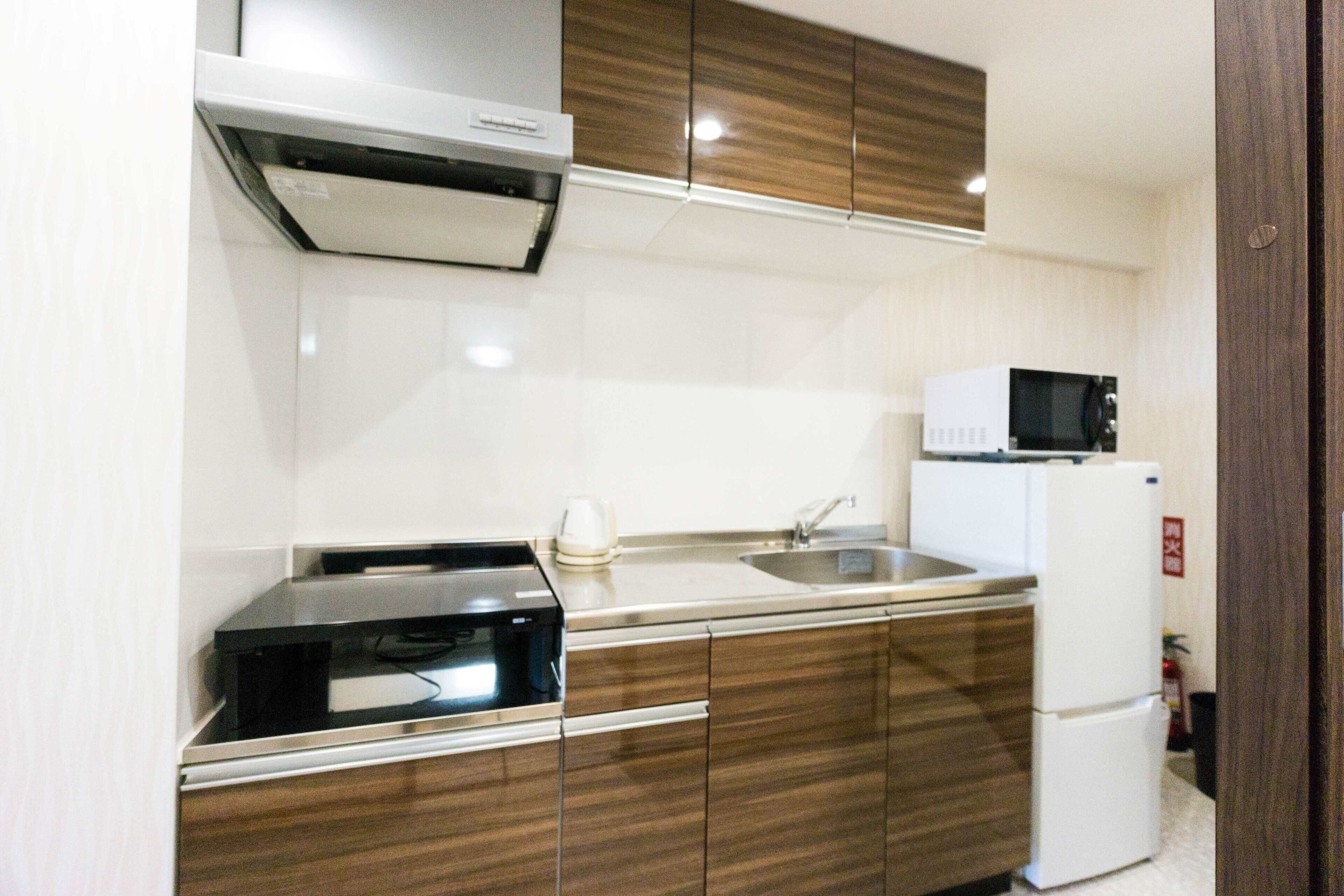 Microwave, stovetop, cookware/dishes/utensils