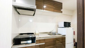 Microwave, stovetop, cookware/dishes/utensils
