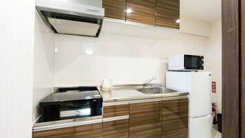 Microwave, stovetop, cookware/dishes/utensils