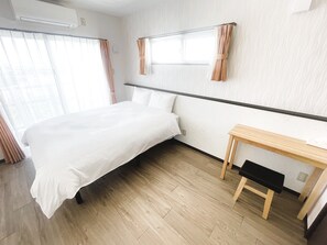 Habitación básica doble, vistas al mar | Escritorio y wifi gratis