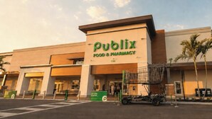 Suuri Publix-ruokakauppa ja -apteekki, jonka edessä on suuri kyltti, parkkipaikka ja ostoskärry.
