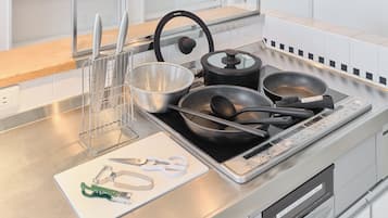 ハウス | 専用キッチン | 大型冷蔵庫、電子レンジ、コンロ、炊飯器