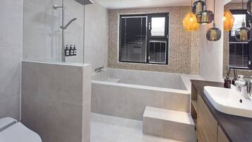 Vila, 2 Tempat Tidur Queen, kolam renang pribadi, pemandangan lembah | Kamar mandi | Bathtub dan shower terpisah, pengering rambut, handuk, dan sampo