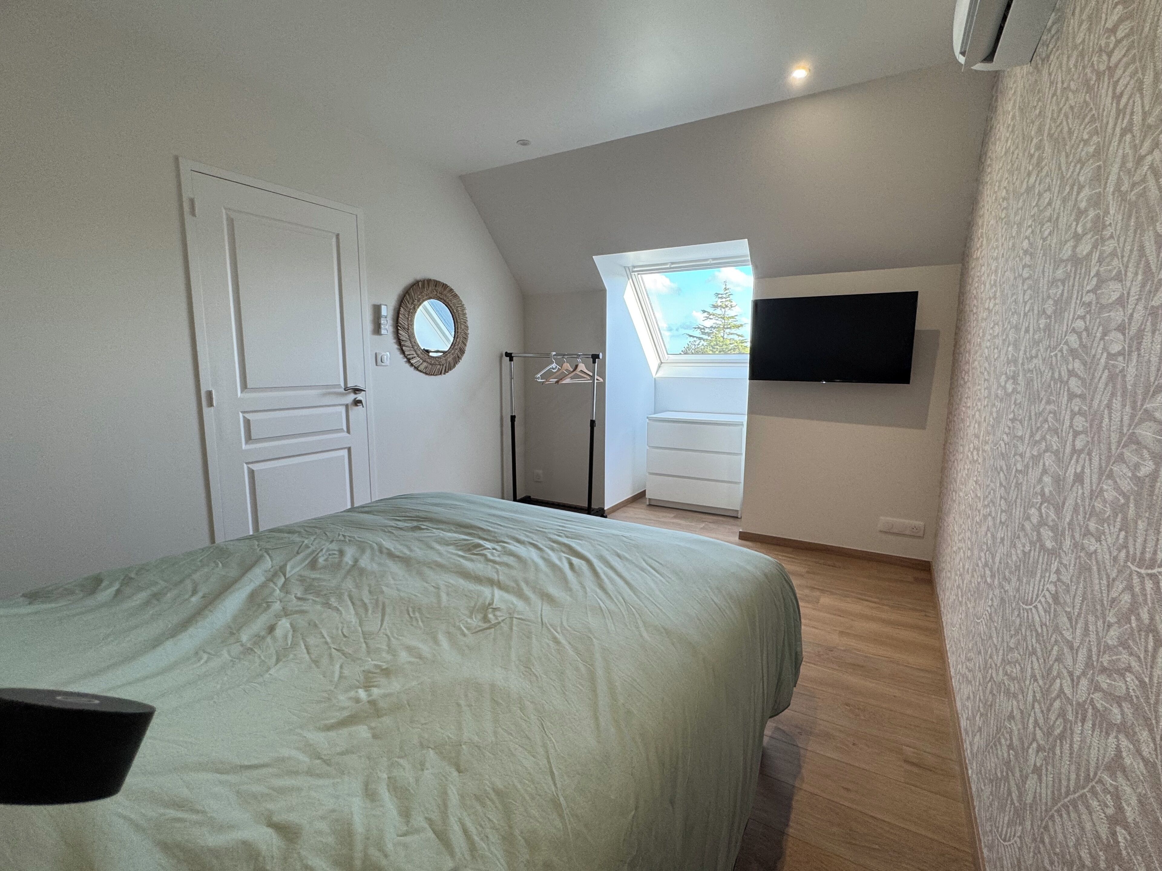 3 bedrooms, iron/ironing board, WiFi (free), bed sheets