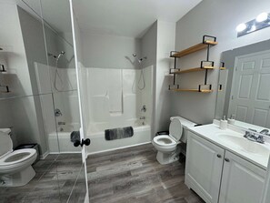 Bathroom - Private Apartment in Southbury 105 (Southbury)